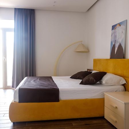 Amh Hotel Durres Bagian luar foto