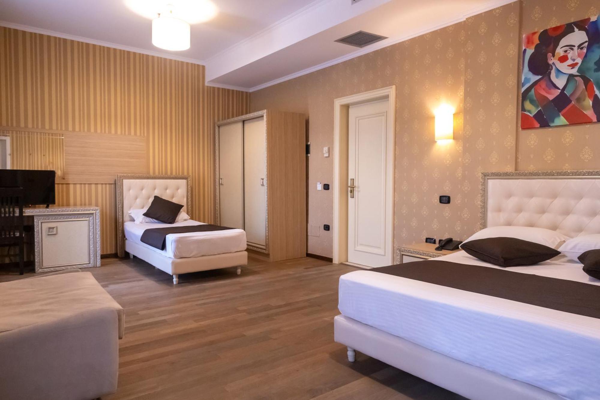 Amh Hotel Durres Bagian luar foto