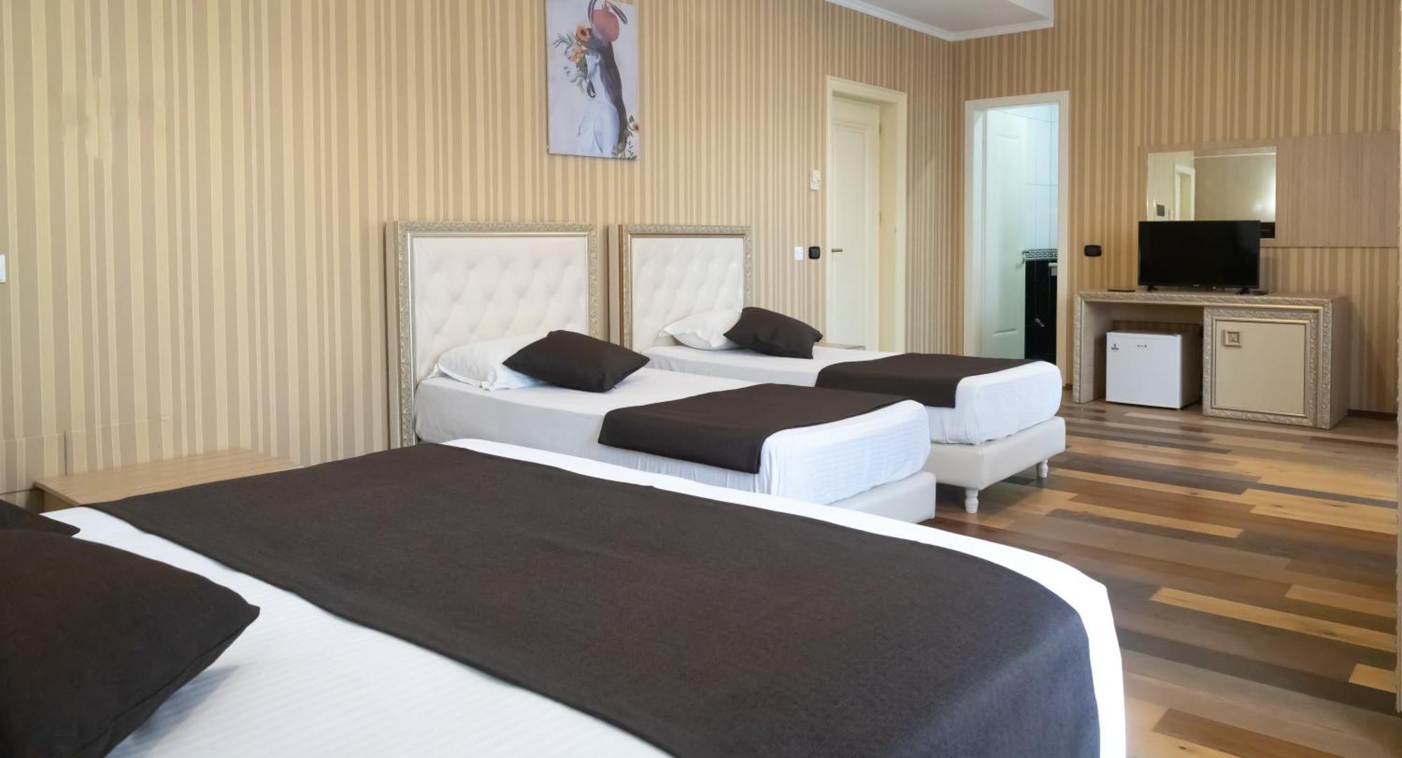 Amh Hotel Durres Bagian luar foto