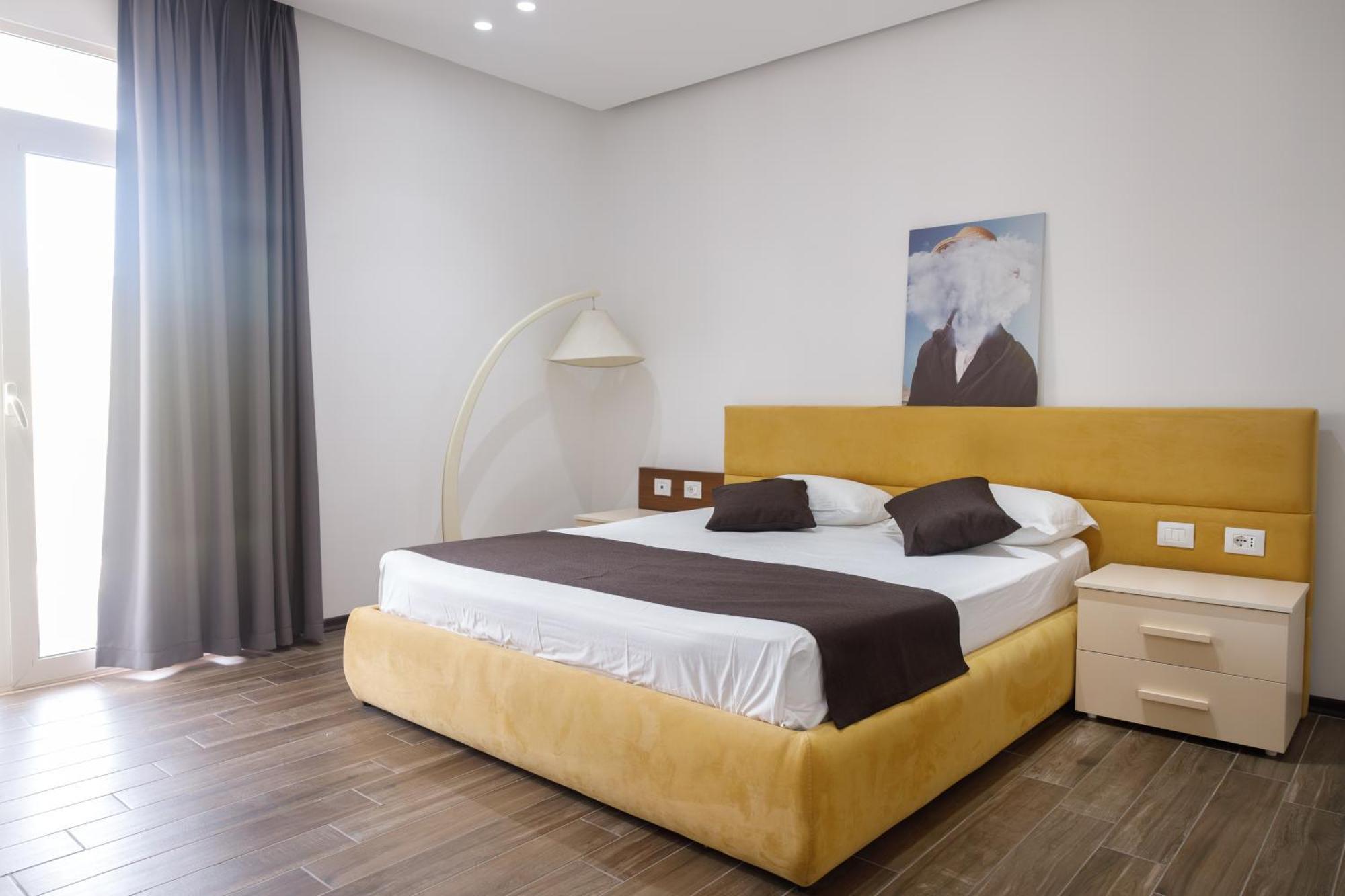 Amh Hotel Durres Bagian luar foto