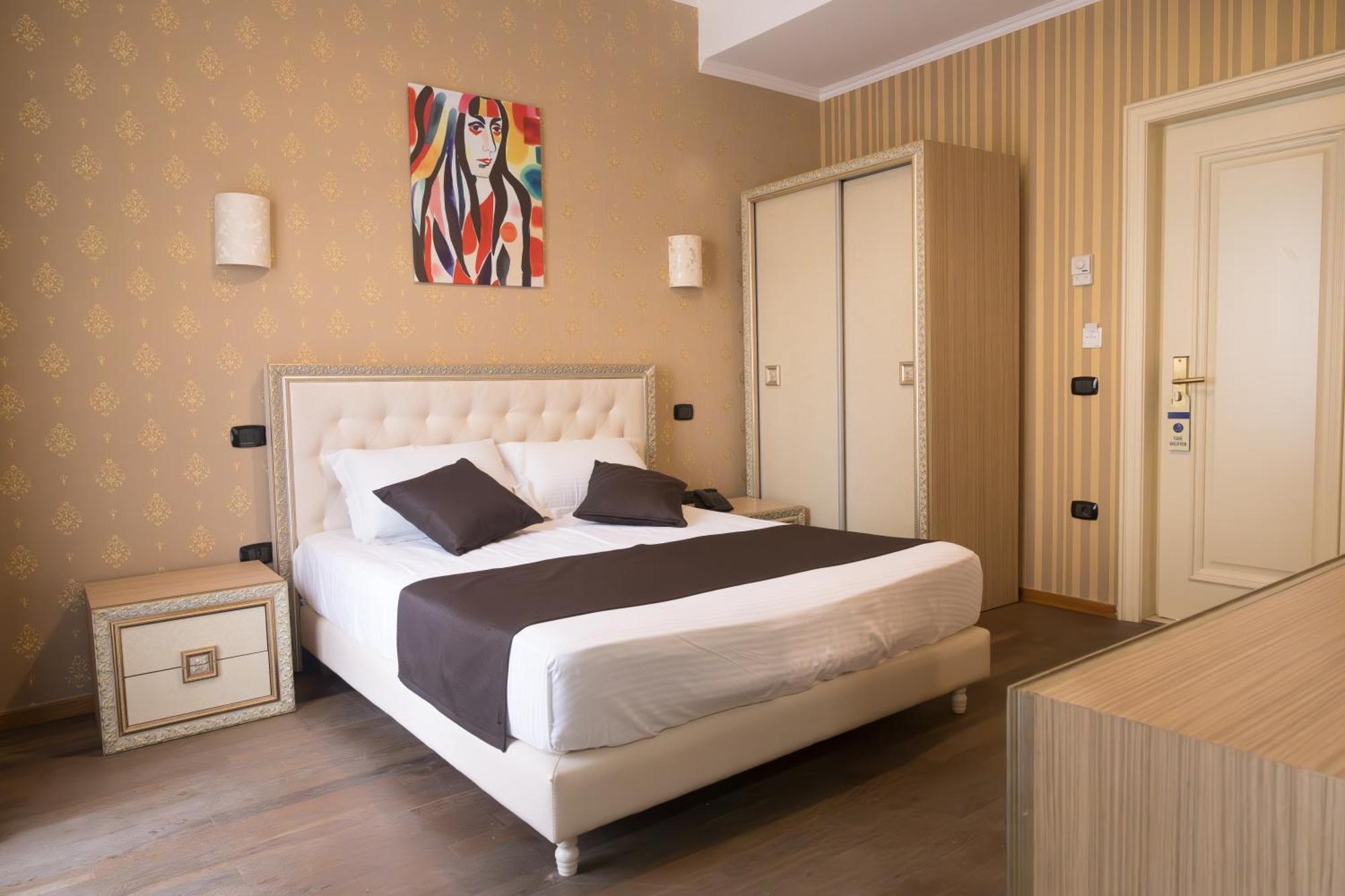 Amh Hotel Durres Bagian luar foto