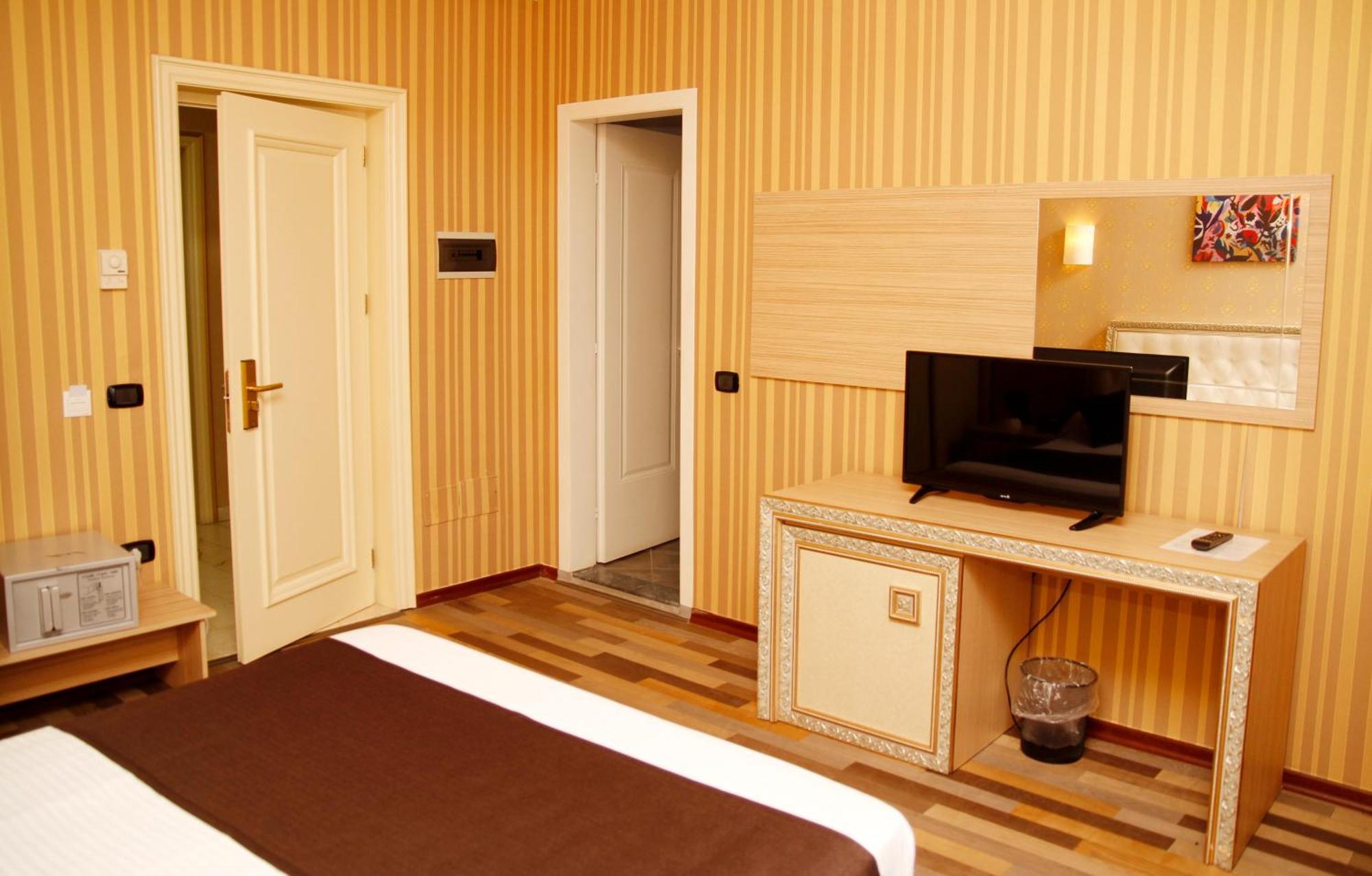 Amh Hotel Durres Bagian luar foto