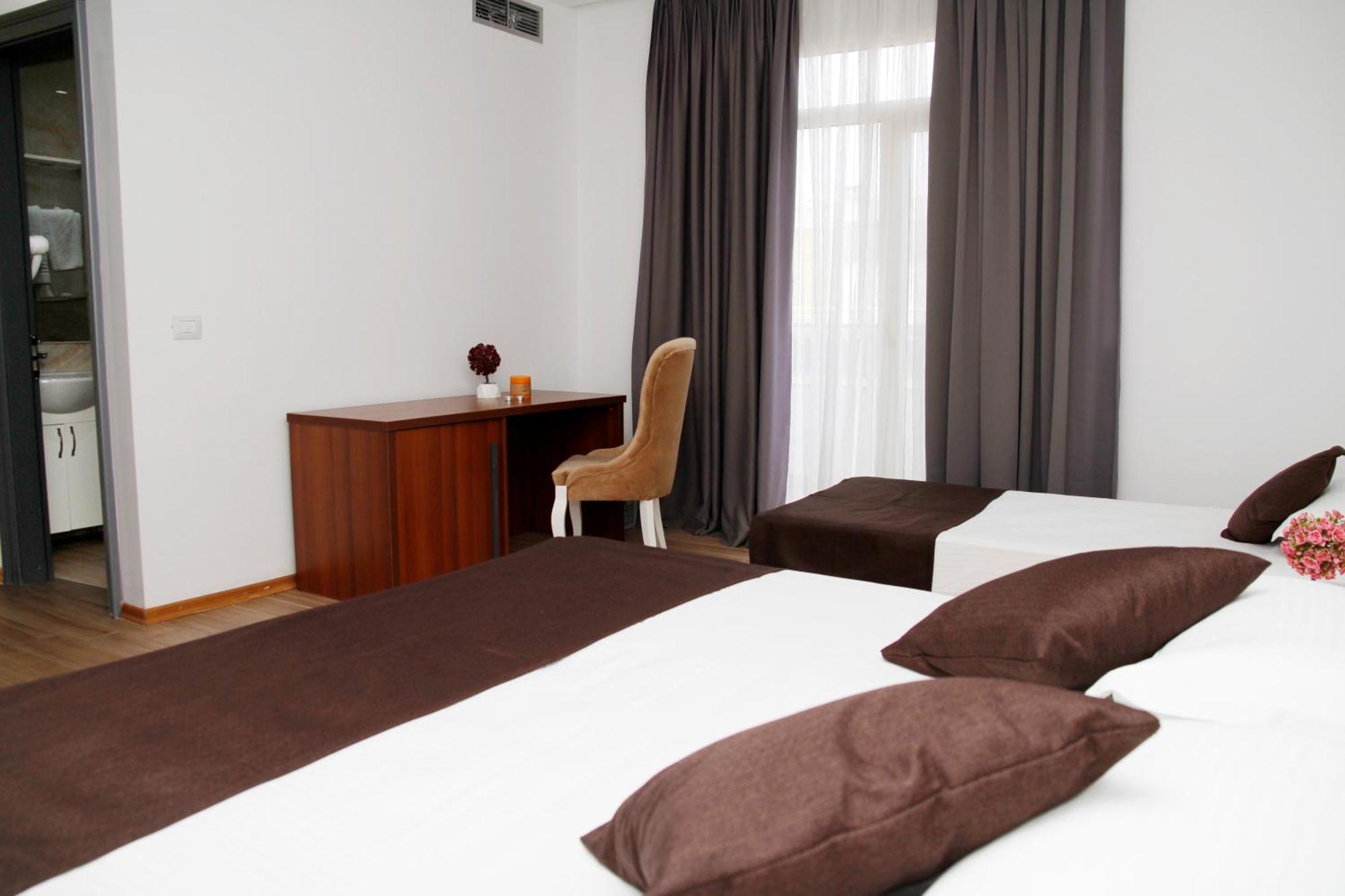 Amh Hotel Durres Bagian luar foto