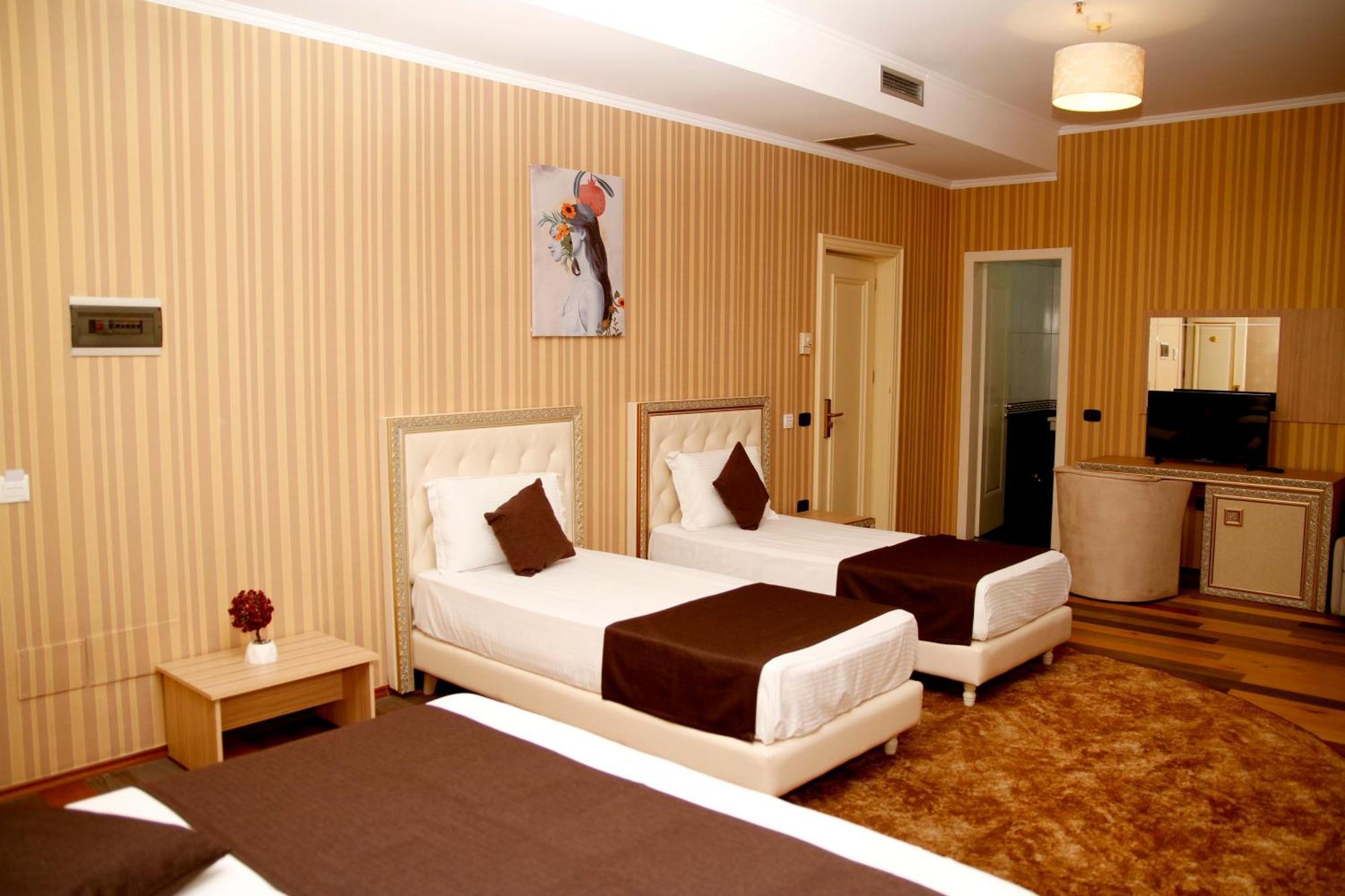 Amh Hotel Durres Bagian luar foto