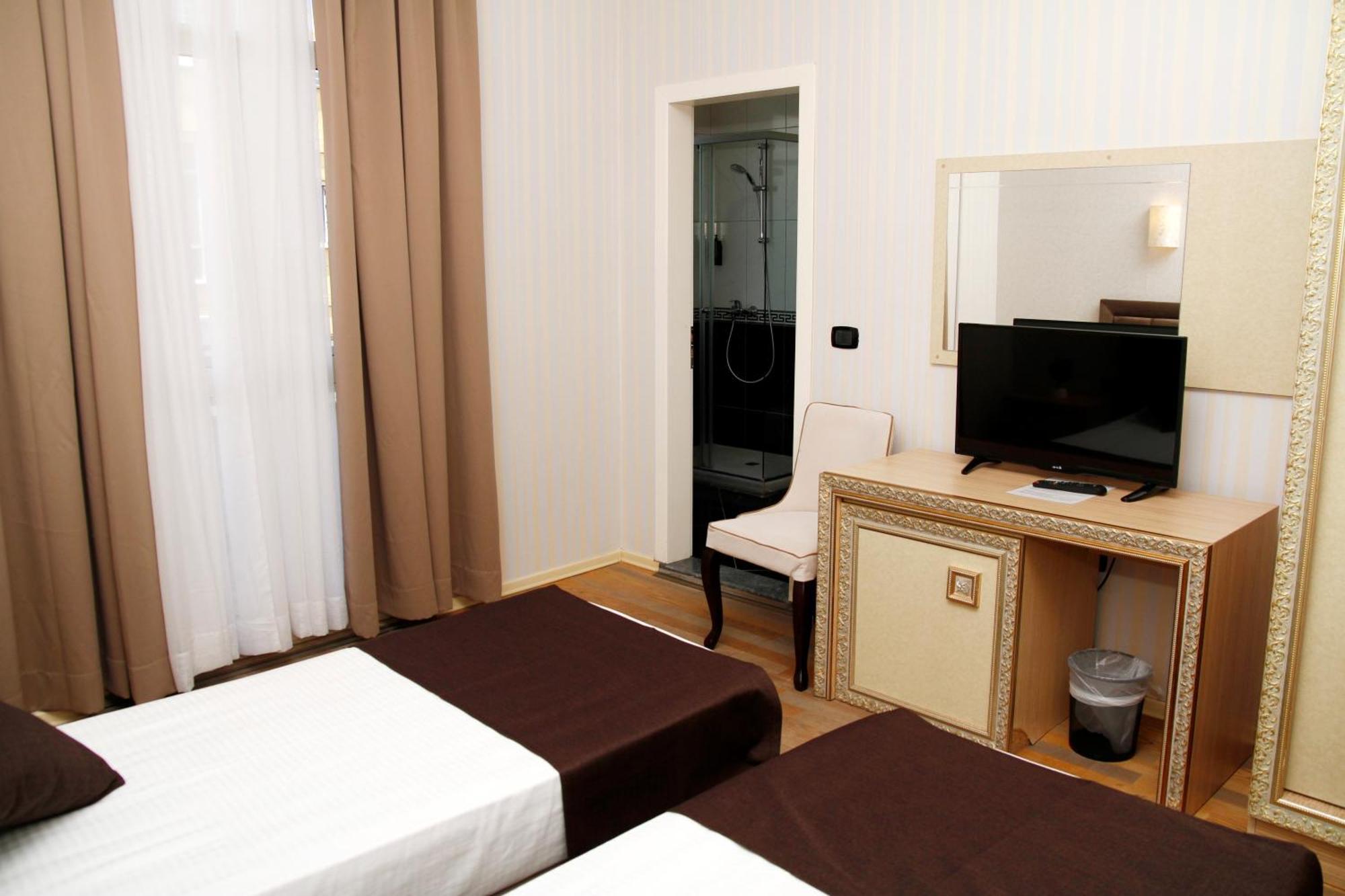 Amh Hotel Durres Bagian luar foto