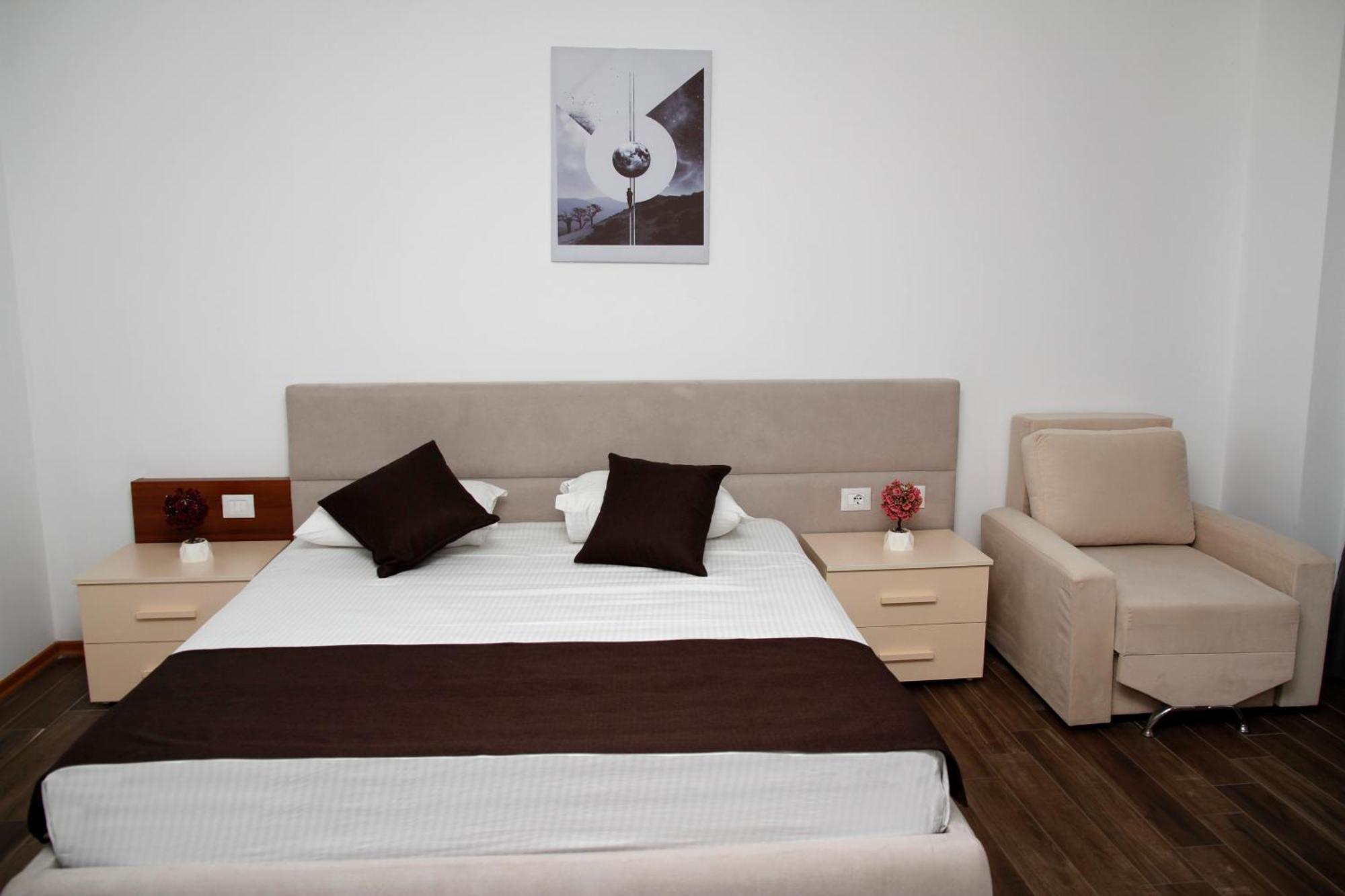 Amh Hotel Durres Bagian luar foto