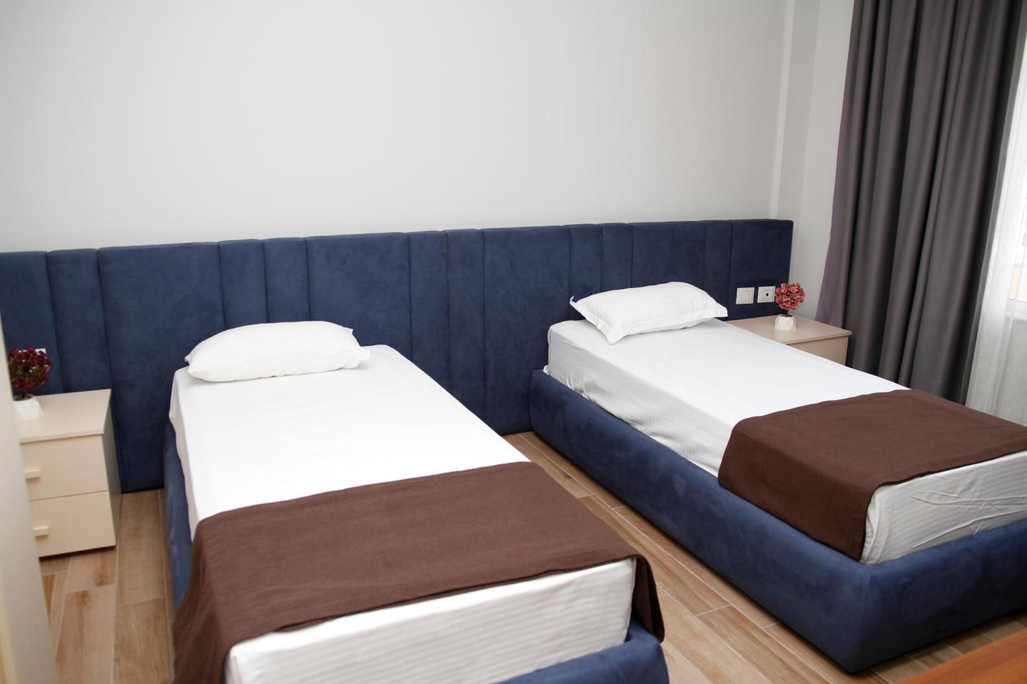 Amh Hotel Durres Bagian luar foto