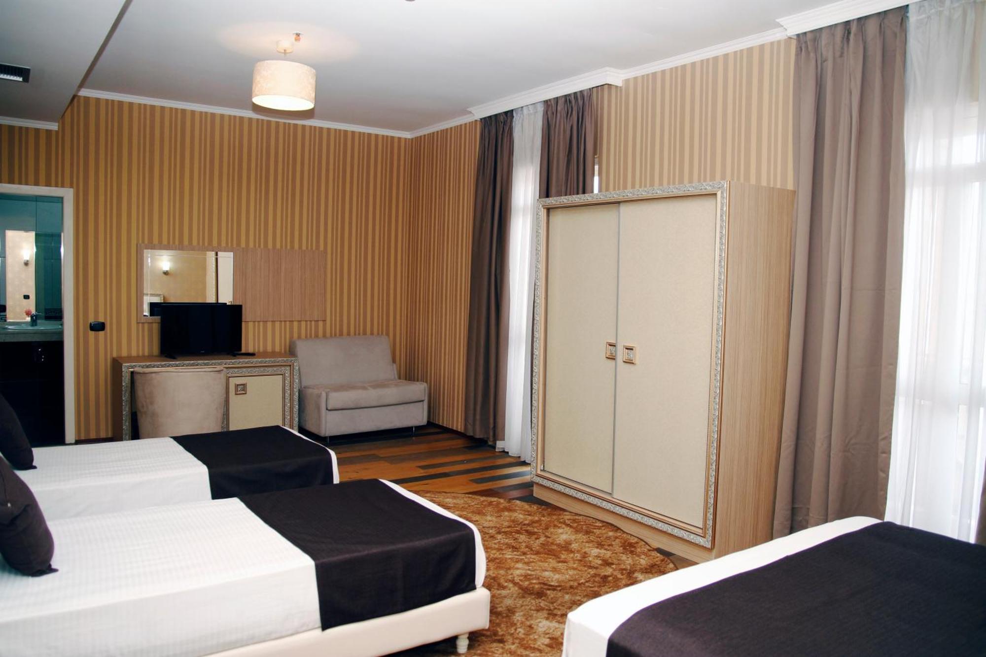 Amh Hotel Durres Bagian luar foto