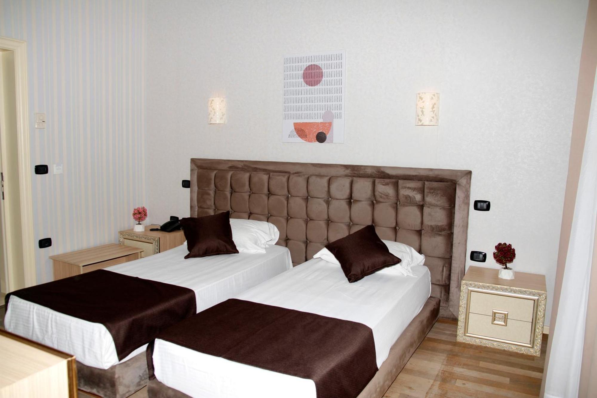 Amh Hotel Durres Bagian luar foto