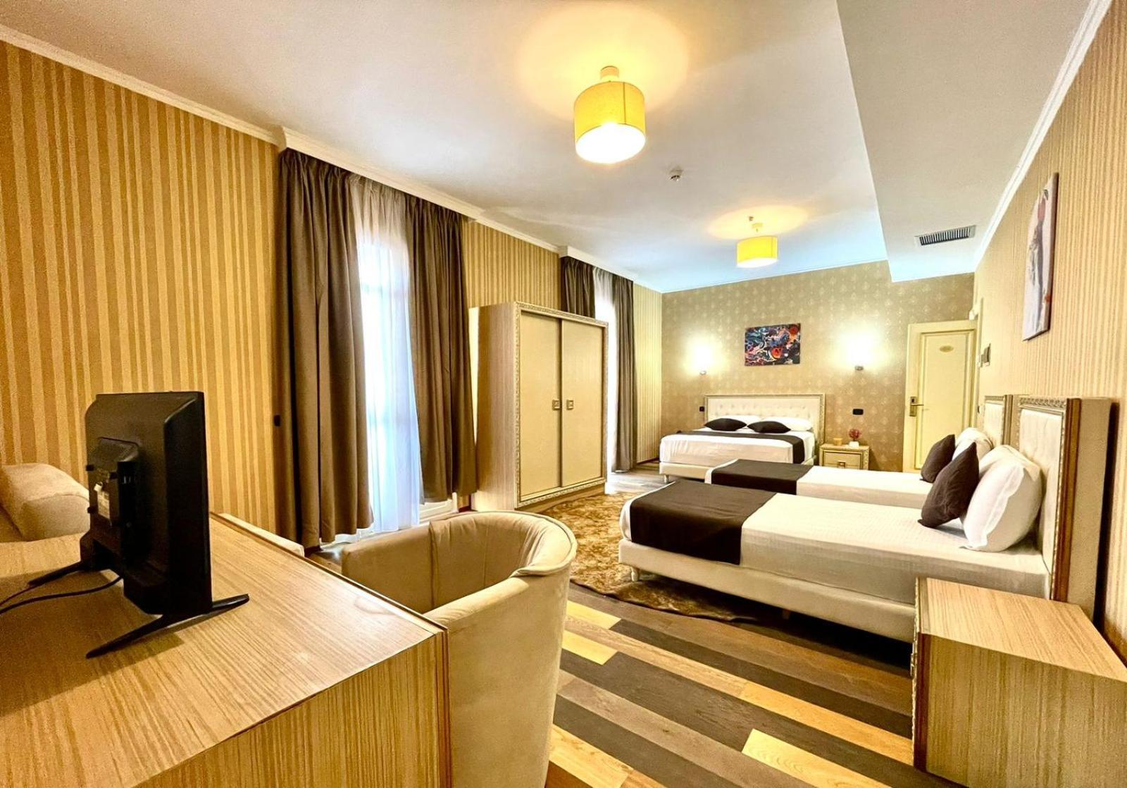 Amh Hotel Durres Bagian luar foto