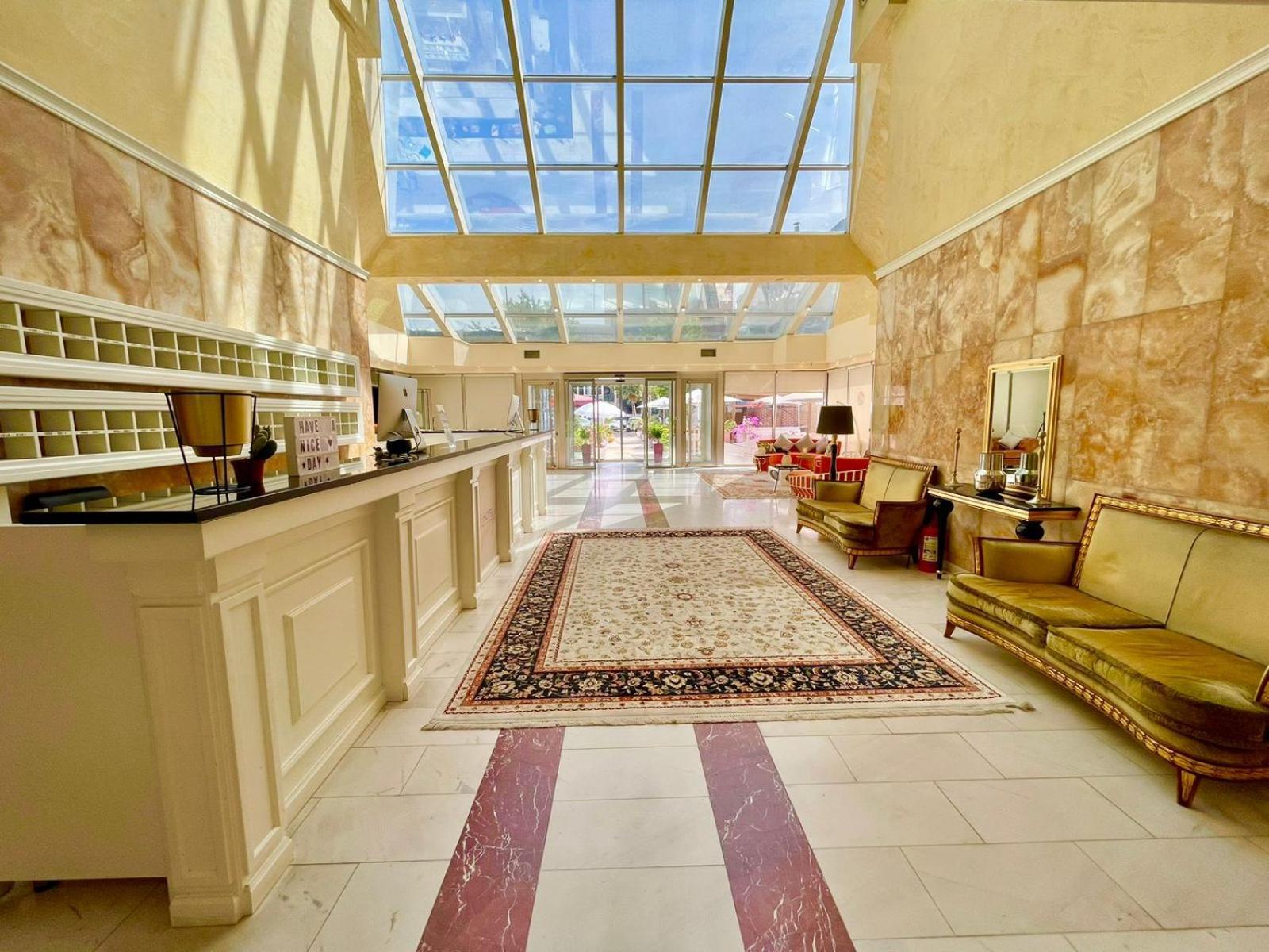 Amh Hotel Durres Bagian luar foto