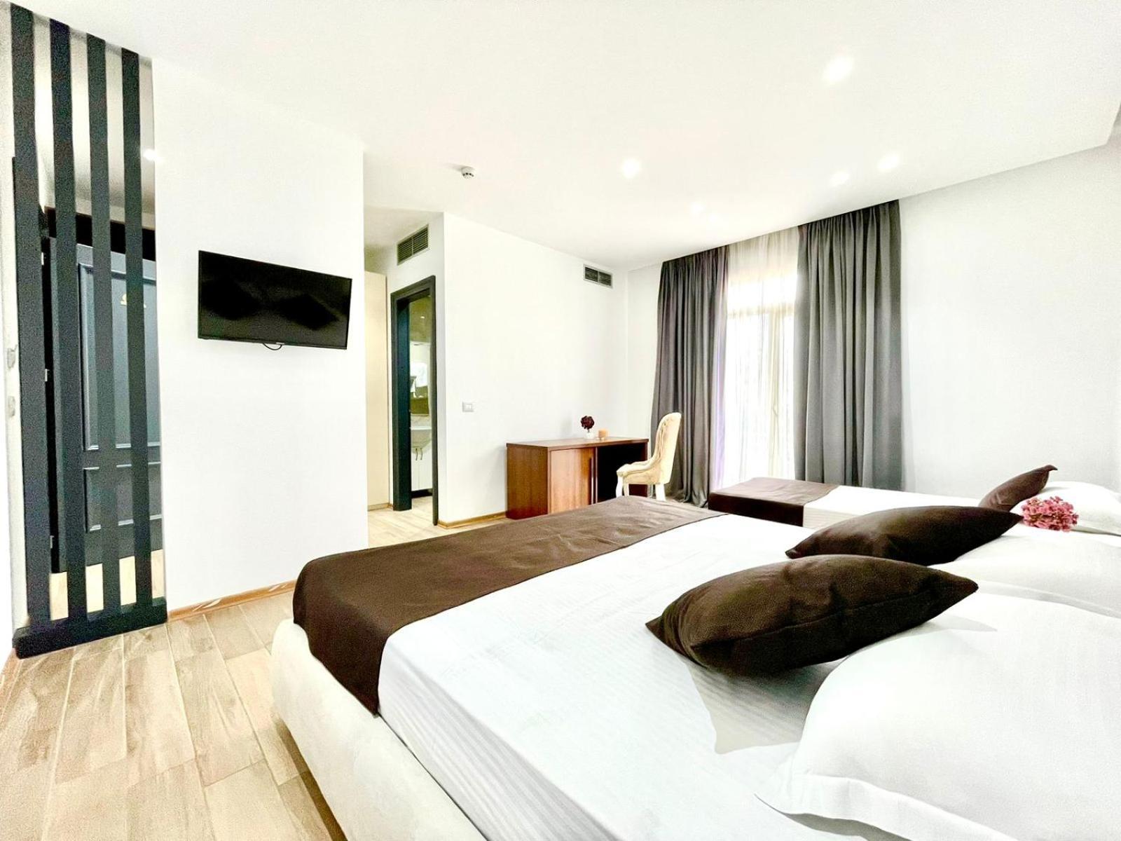 Amh Hotel Durres Bagian luar foto