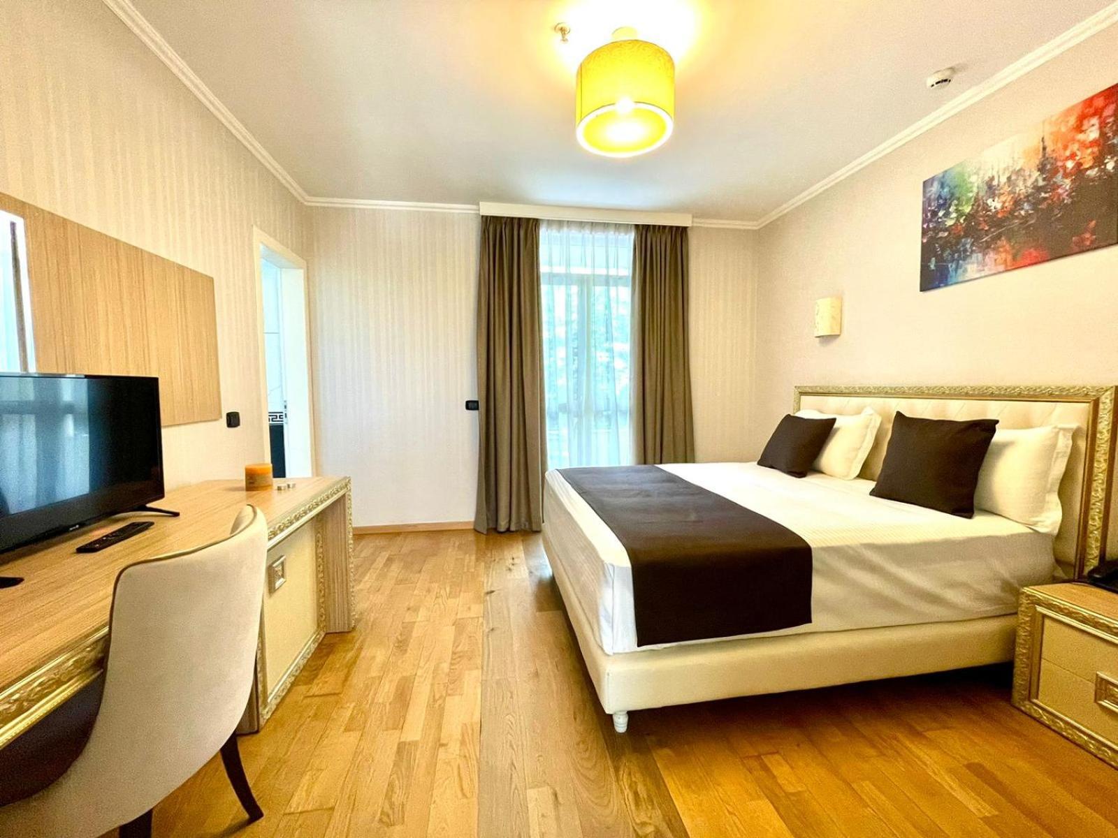 Amh Hotel Durres Bagian luar foto
