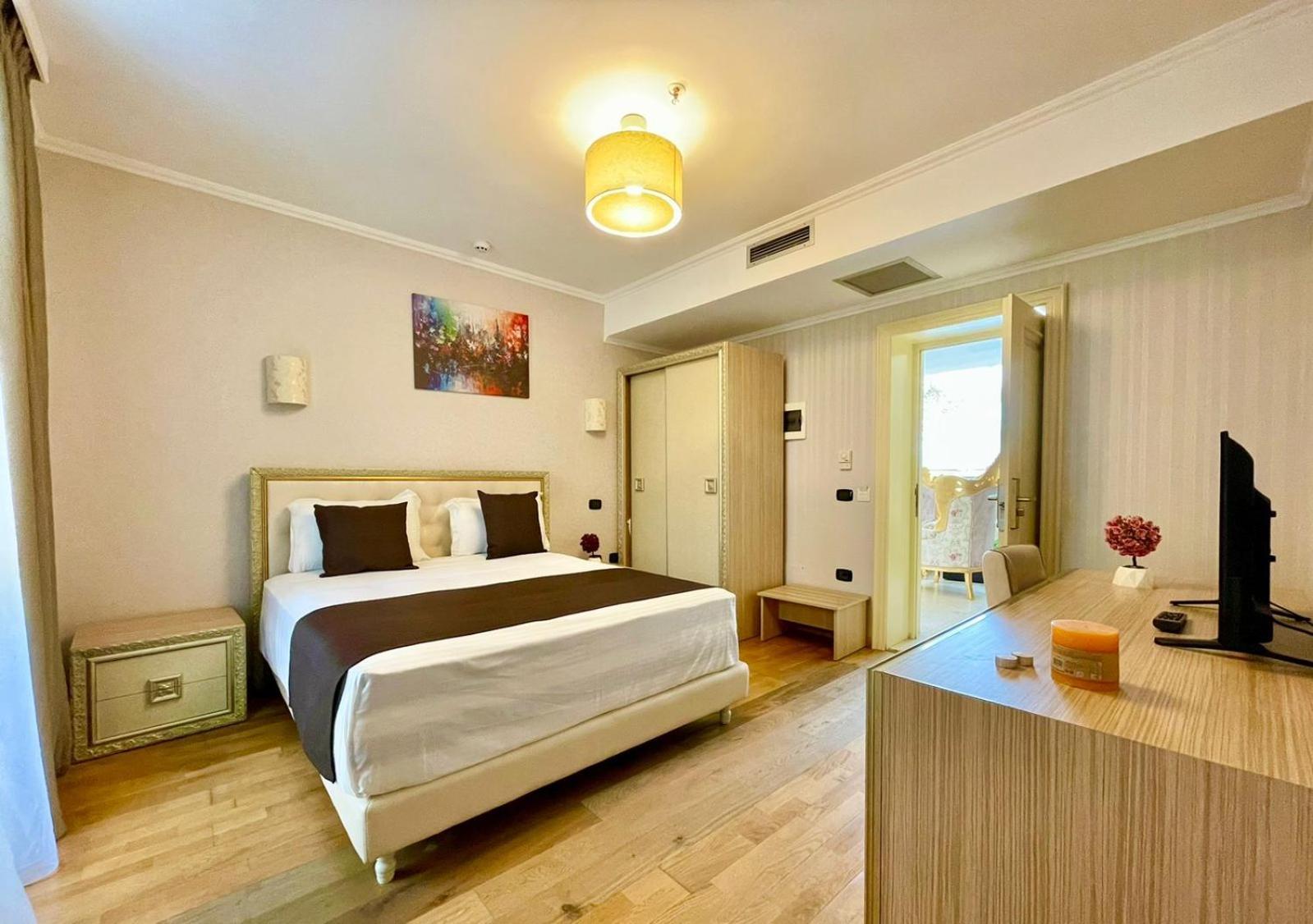 Amh Hotel Durres Bagian luar foto